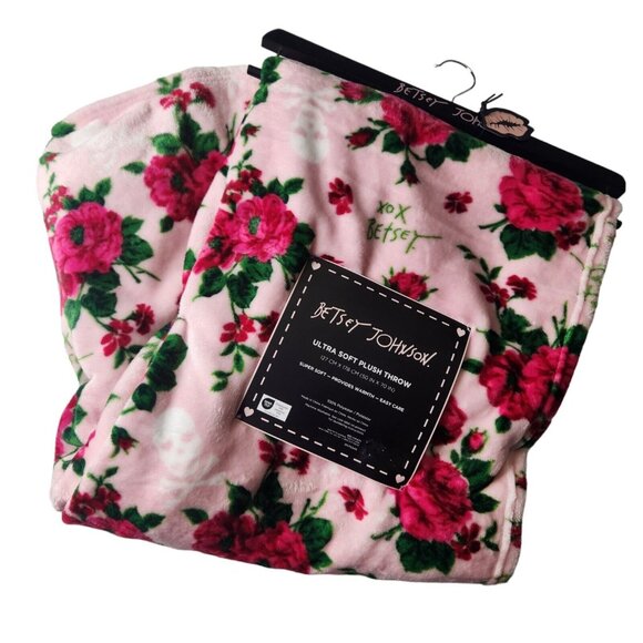 Betsey Johnson Skulls Ultra Soft Plush Throw Blanket Roses Floral Pink - Picture 1 of 9